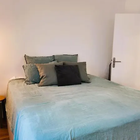 Comfortable - Canal St Martin